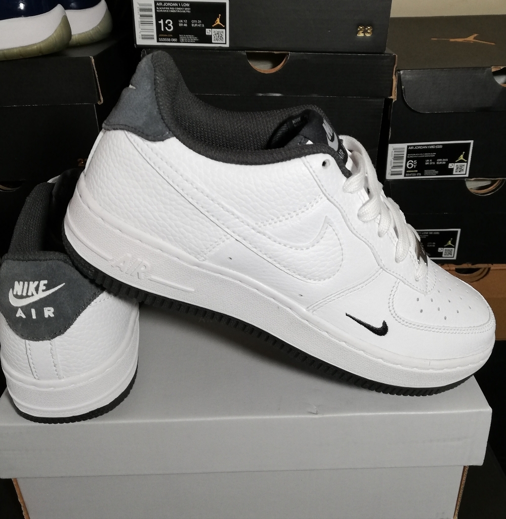 NIKE AIR FORCE1 "WHITTE-CARBON BLACK-GREY WOMEN'S US SIZE 7.5 BRAND NEW IN BOX - Picture 3 of 12